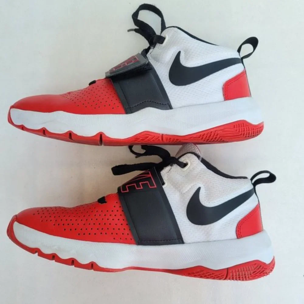 Nike Unisex-Child Team Hustle Basketball Sneakers Size 7Y